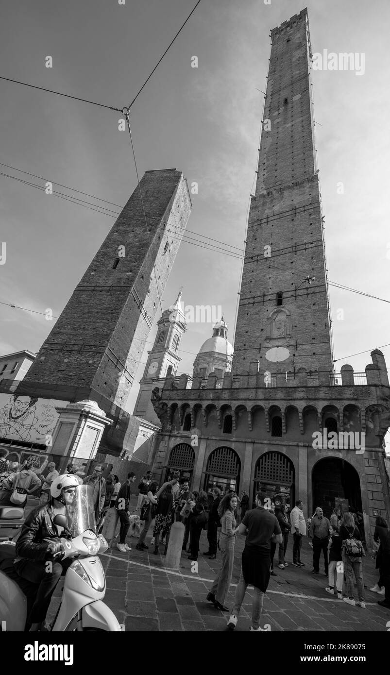 Italien, Oktober 2022 - Architektur und Kunst in schwarz-weiß im historischen Zentrum von Bologna immer mit Menschen und Touristen überfüllt Stockfoto