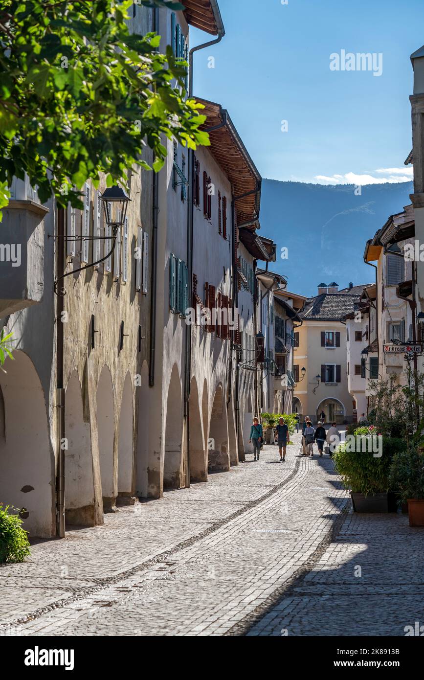 Die Stadt Neumarkt, im Etschtal, in Südtirol, Arkaden in der Altstadt, vor Geschäften und Restaurants, Italien Stockfoto