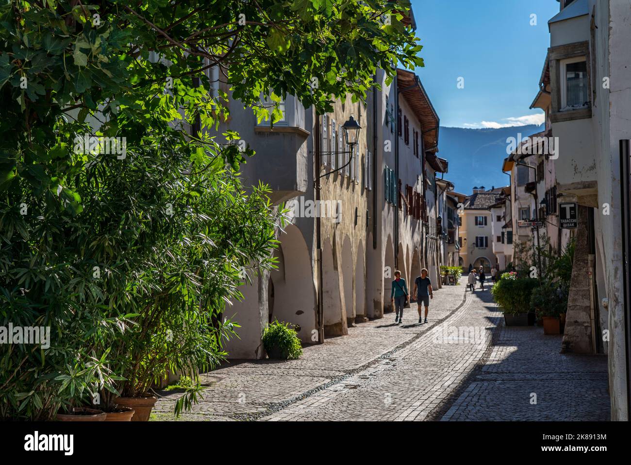 Die Stadt Neumarkt, im Etschtal, in Südtirol, Arkaden in der Altstadt, vor Geschäften und Restaurants, Italien Stockfoto