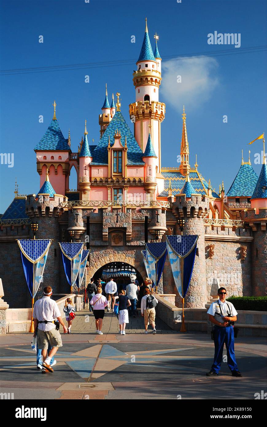 Familien verbringen einen angenehmen Urlaubstag mit Spaß in Disneyland und machen sich auf den Weg zum Schloss Cinderella Stockfoto