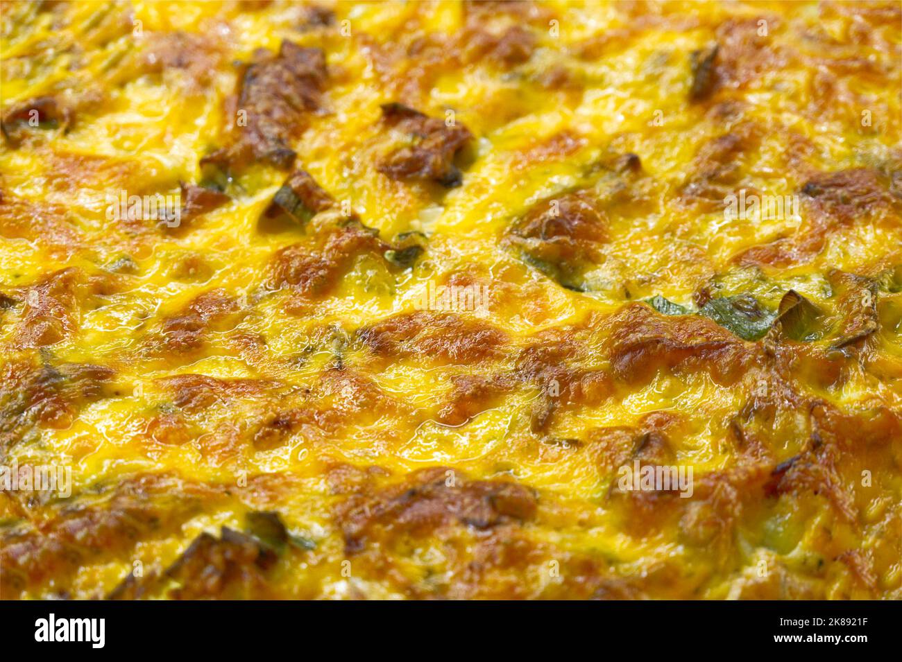 Quiche, eine traditionelle französische Art von herzhaften Kuchen extreme Makro Detail Nahaufnahme Stockfoto