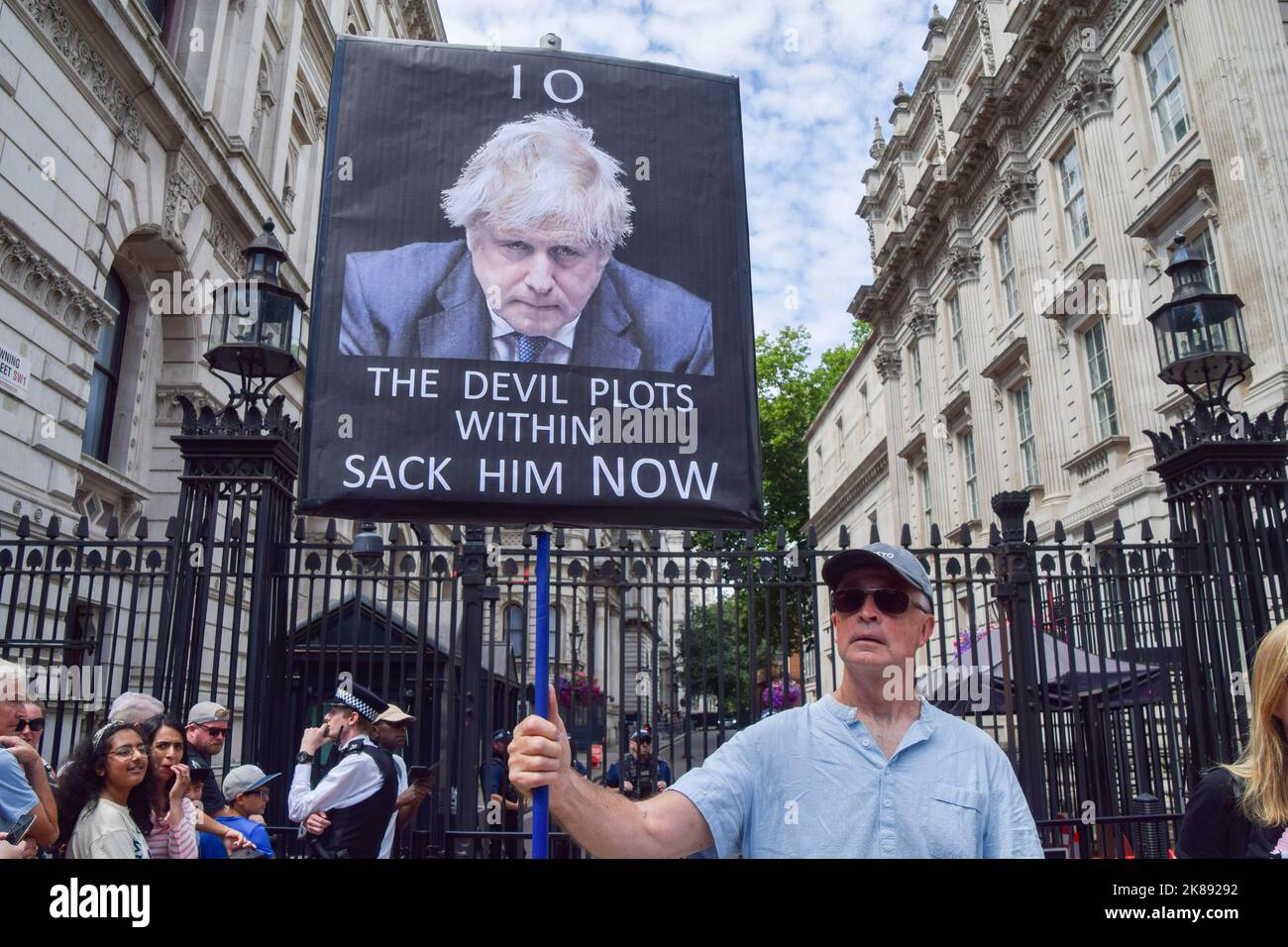 London, Großbritannien. 13.. Juli 2022. Ein Protestler vor der Downing Street. Anti-Tory- und Anti-Boris-Johnson-Demonstranten versammelten sich in Westminster, als Johnson seine ersten Fragen des Premierministers seit seinem Rücktritt stellte. Die Demonstranten forderten, dass er das Amt sofort verlässt. Stockfoto
