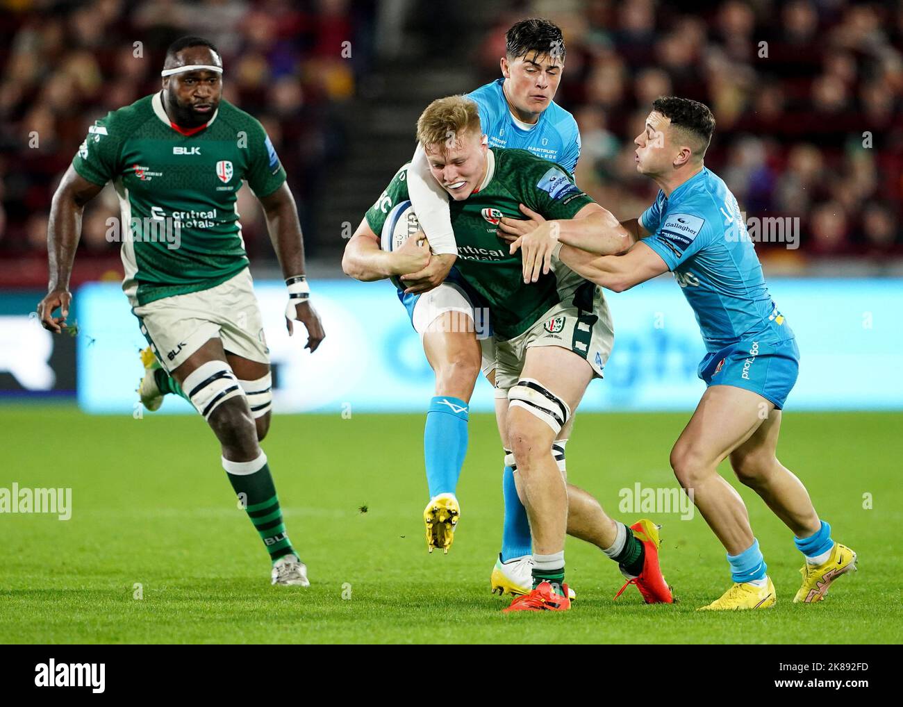 Tom Pearson, der Londoner Iren, wird vom Gloucester Rugby-Team Charlie Chapman während des Spiels der Gallagher Premiership im GTECH Community Stadium in London angegangen. Bilddatum: Freitag, 21. Oktober 2022. Stockfoto