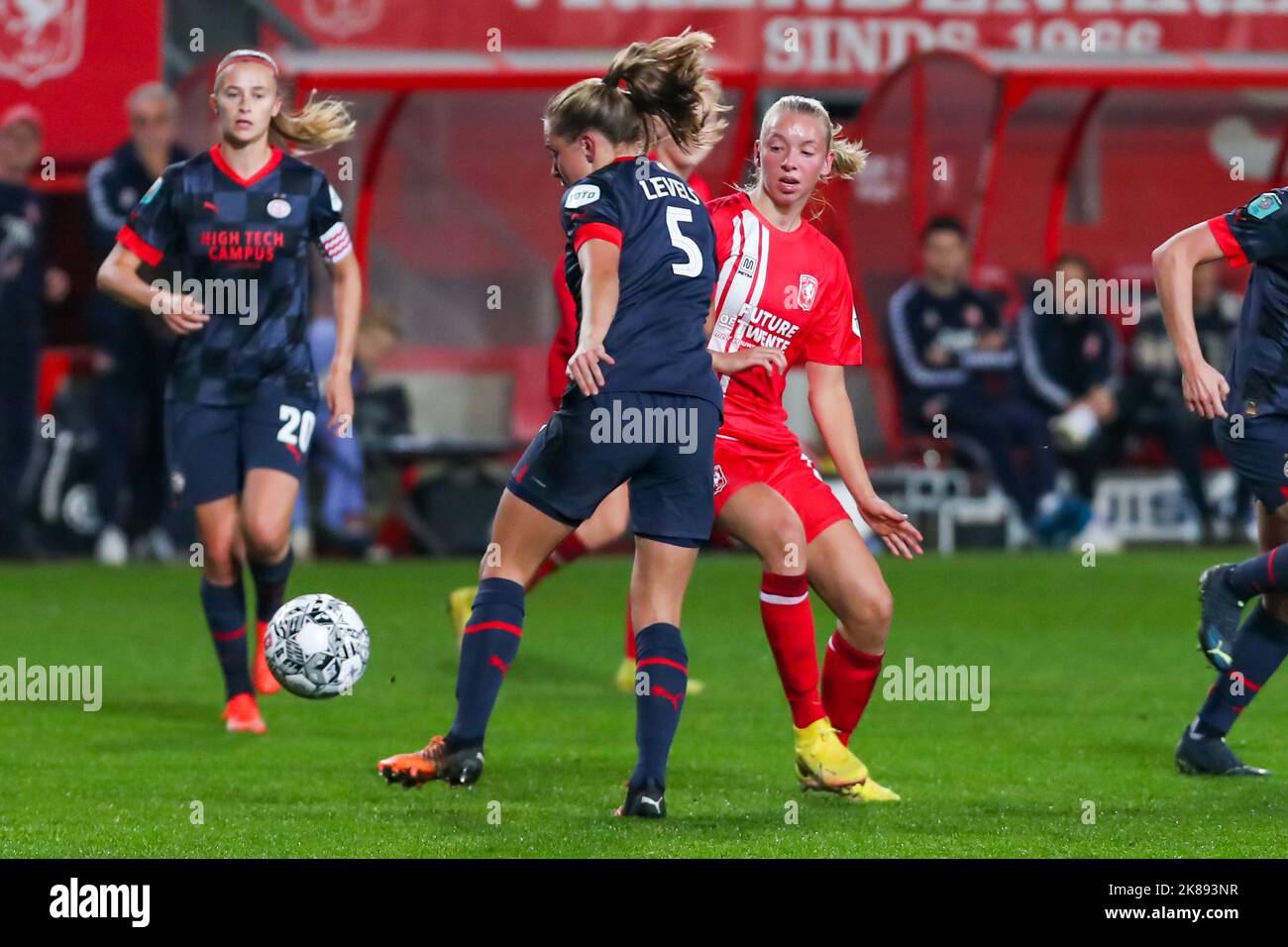 ENSCHEDE, NIEDERLANDE - 21. OKTOBER: Janou Level des PSV Eindhoven, Ella Peddemors des FC Twente während des Azerion Eredivisie-Frauenmatches zwischen dem FC Twente und dem PSV am 21. Oktober 2022 in Enschede, Niederlande (Foto: Albert ten Hove/Orange Picles) Stockfoto