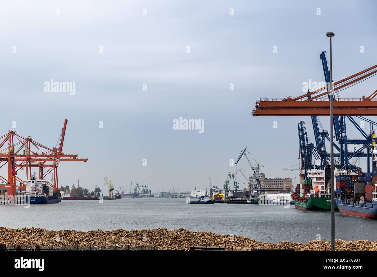 Gdynia, Polen. 21. Oktober 2022. Am 21. Oktober 2022 werden im Hafen von Gdynia, dem drittgrößten Verkehrshafen in Polen, Krane und Schiffe gesehen. Der Hafen von Gdynia ist ein wichtiges Terminal für militärische Transporte an die Ostflanke der NATO. Der Hafen hat eine wachsende strategische Bedeutung für die Organisation, insbesondere nachdem Finnlands und Schwedens (andere Ostseestaaten) sich für den Beitritt zur NATO bereit erklärt haben. (Foto von Dominika Zarzycka/Sipa USA) Quelle: SIPA USA/Alamy Live News Stockfoto