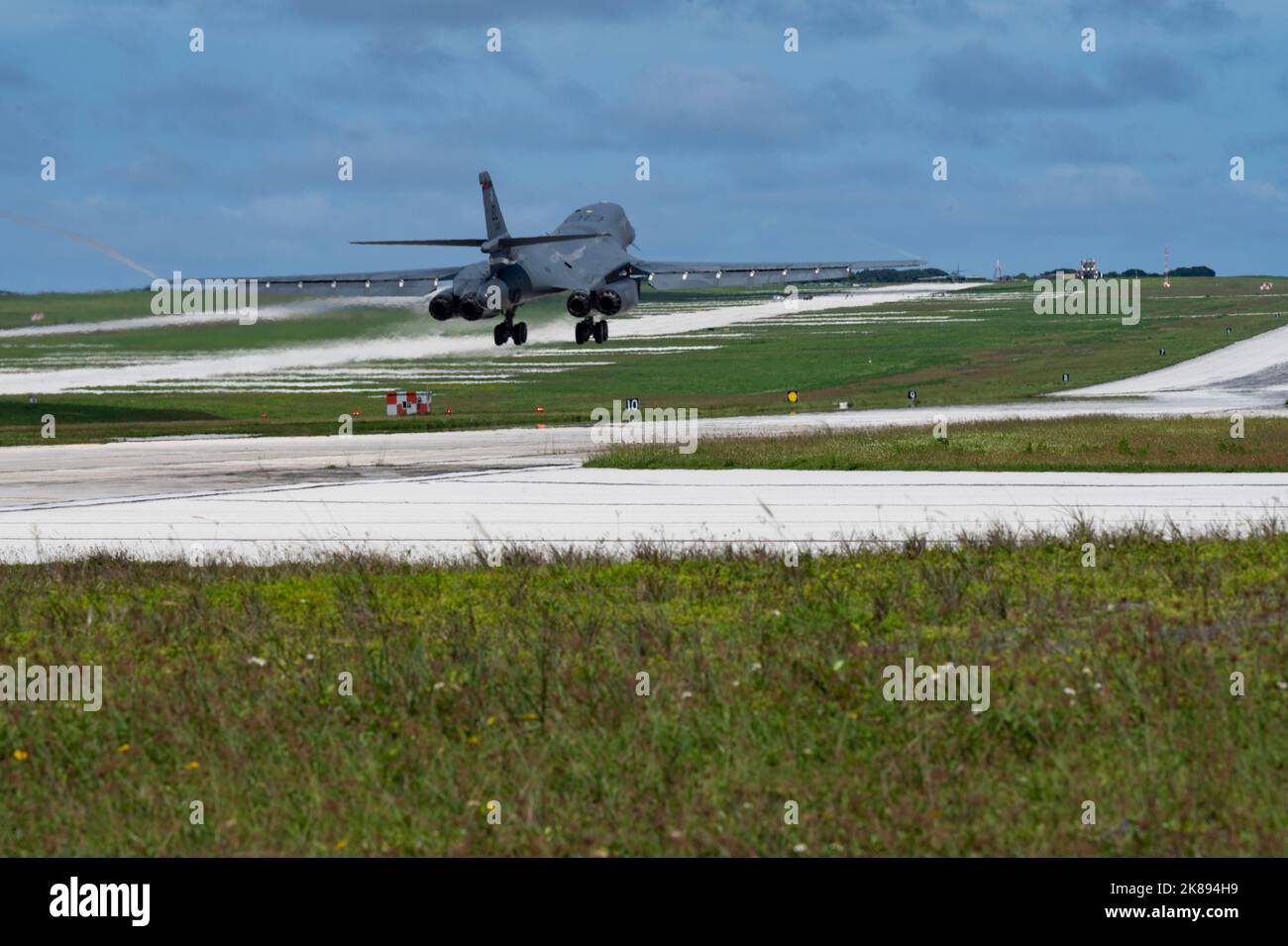 Ein US Air Force B-1B Lancer, der der Expeditionary Bomb Squadron 37., dem Luftwaffenstützpunkt Ellsworth, South Dakota, zugewiesen wurde, landet auf der Andersen AFB, Guam, für eine Bomber Task Force Mission, 18. Oktober 2022. Die Kombination aus Flügel/Konfiguration, Flügeln mit variabler Geometrie und nachbrennenden Turbofan-Motoren des Lancer sorgen für Manövrierbarkeit über lange Reichweite und hohe Geschwindigkeit bei gleichzeitiger Verbesserung der Überlebensfähigkeit. (USA Foto der Luftwaffe von Staff Sgt. Hannah Malone) Stockfoto