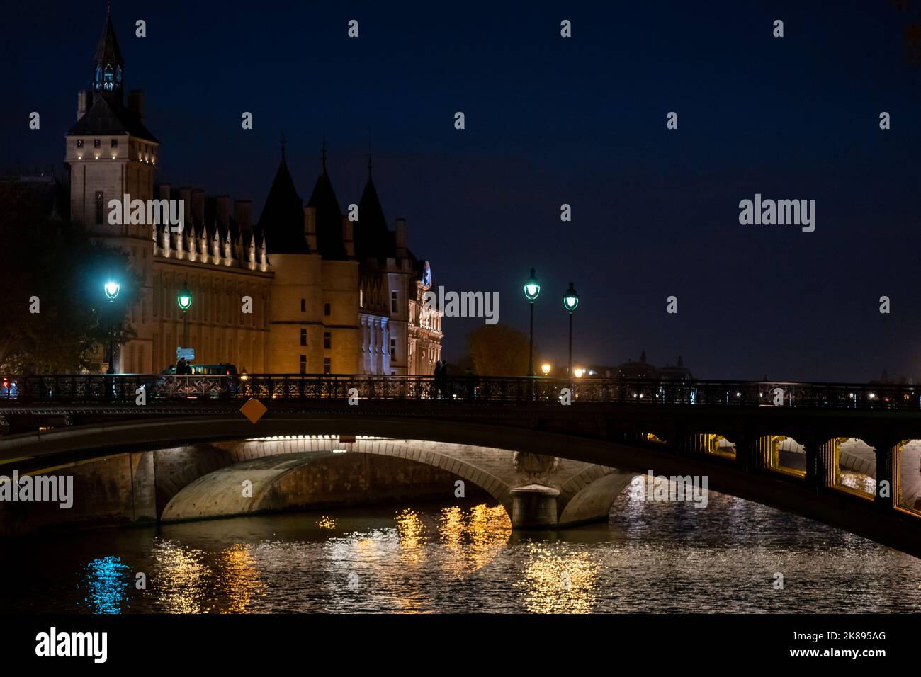 Die Conciergerie ist ein ehemaliges Gerichtsgebäude und Gefängnis in Paris, Frankreich, westlich des Île de la Cité, unterhalb des Palais de Justice. Stockfoto