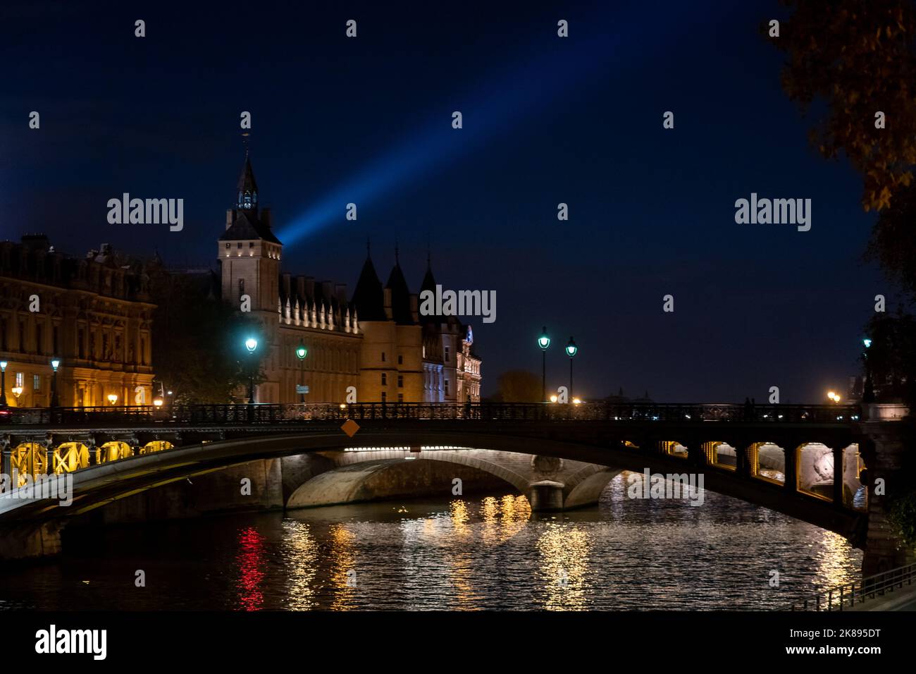 Die Conciergerie ist ein ehemaliges Gerichtsgebäude und Gefängnis in Paris, Frankreich, westlich des Île de la Cité, unterhalb des Palais de Justice. Stockfoto