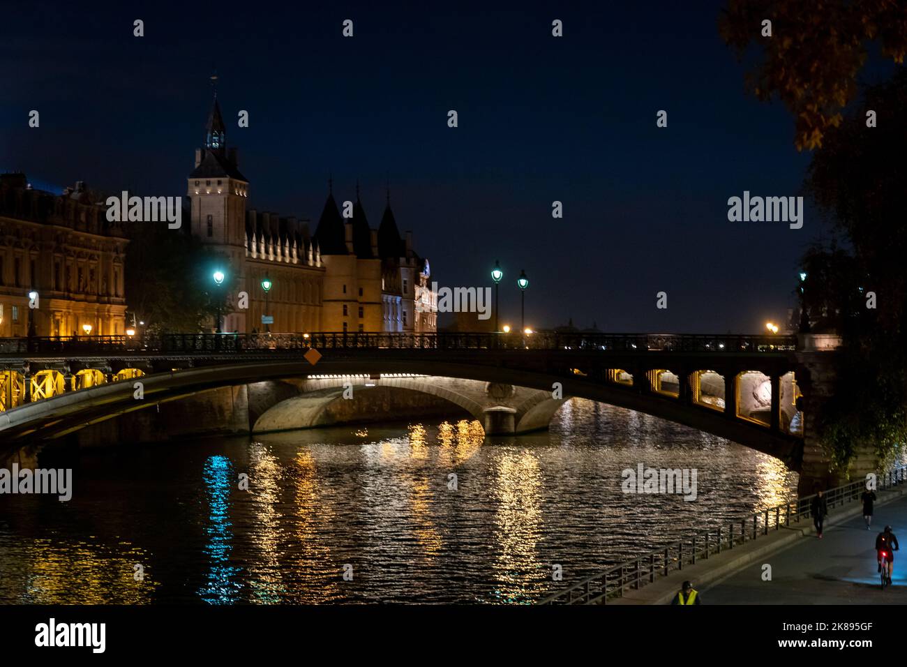 Die Conciergerie ist ein ehemaliges Gerichtsgebäude und Gefängnis in Paris, Frankreich, westlich des Île de la Cité, unterhalb des Palais de Justice. Stockfoto