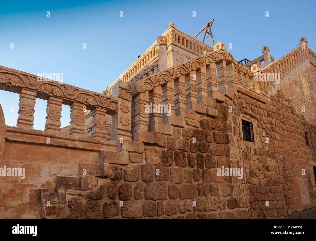 Midyat, Mardin, Türkei. Berühmte Midyat Guest House in Midyat Stadt, Provinz Mardin. Traditionelle Architektur Stockfoto