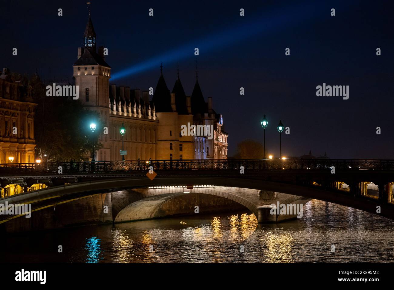 Die Conciergerie ist ein ehemaliges Gerichtsgebäude und Gefängnis in Paris, Frankreich, westlich des Île de la Cité, unterhalb des Palais de Justice. Stockfoto