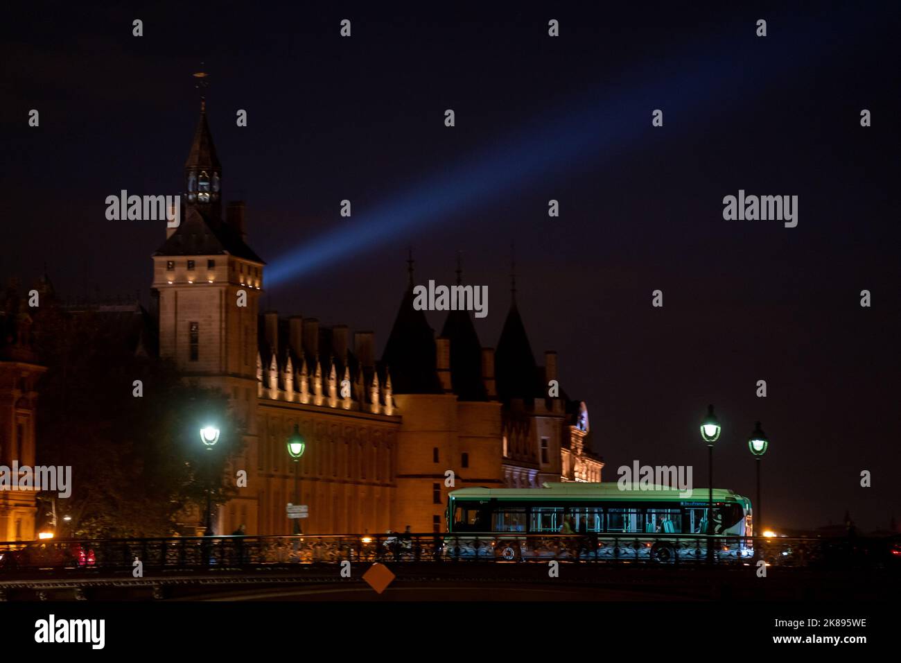 Die Conciergerie ist ein ehemaliges Gerichtsgebäude und Gefängnis in Paris, Frankreich, westlich des Île de la Cité, unterhalb des Palais de Justice. Stockfoto