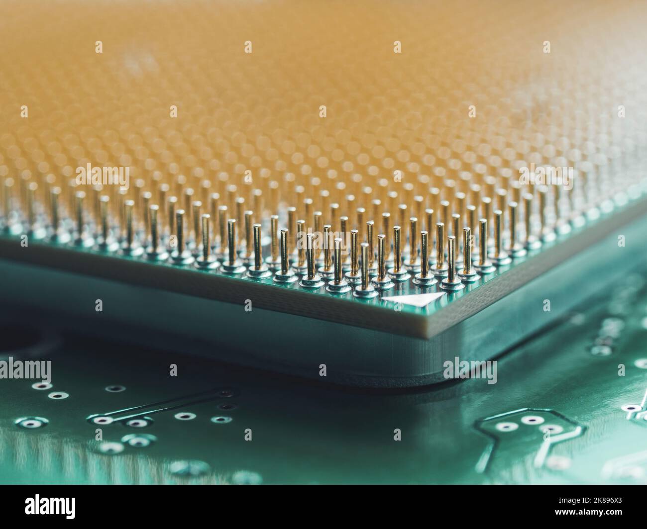 Makrofoto der Festplatten-Controllerplatine und des zentralen Computerprozessors. CPU auf grünem Hintergrund. IT-Details im Computer. Technische Details der Pers Stockfoto