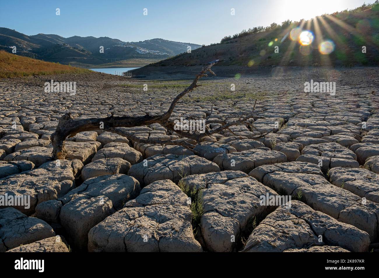 Trockener Stausee von La Vinuela, Stausee wegen Wassermangels für tot erklärt, Malaga, Andalusien, Spanien Stockfoto