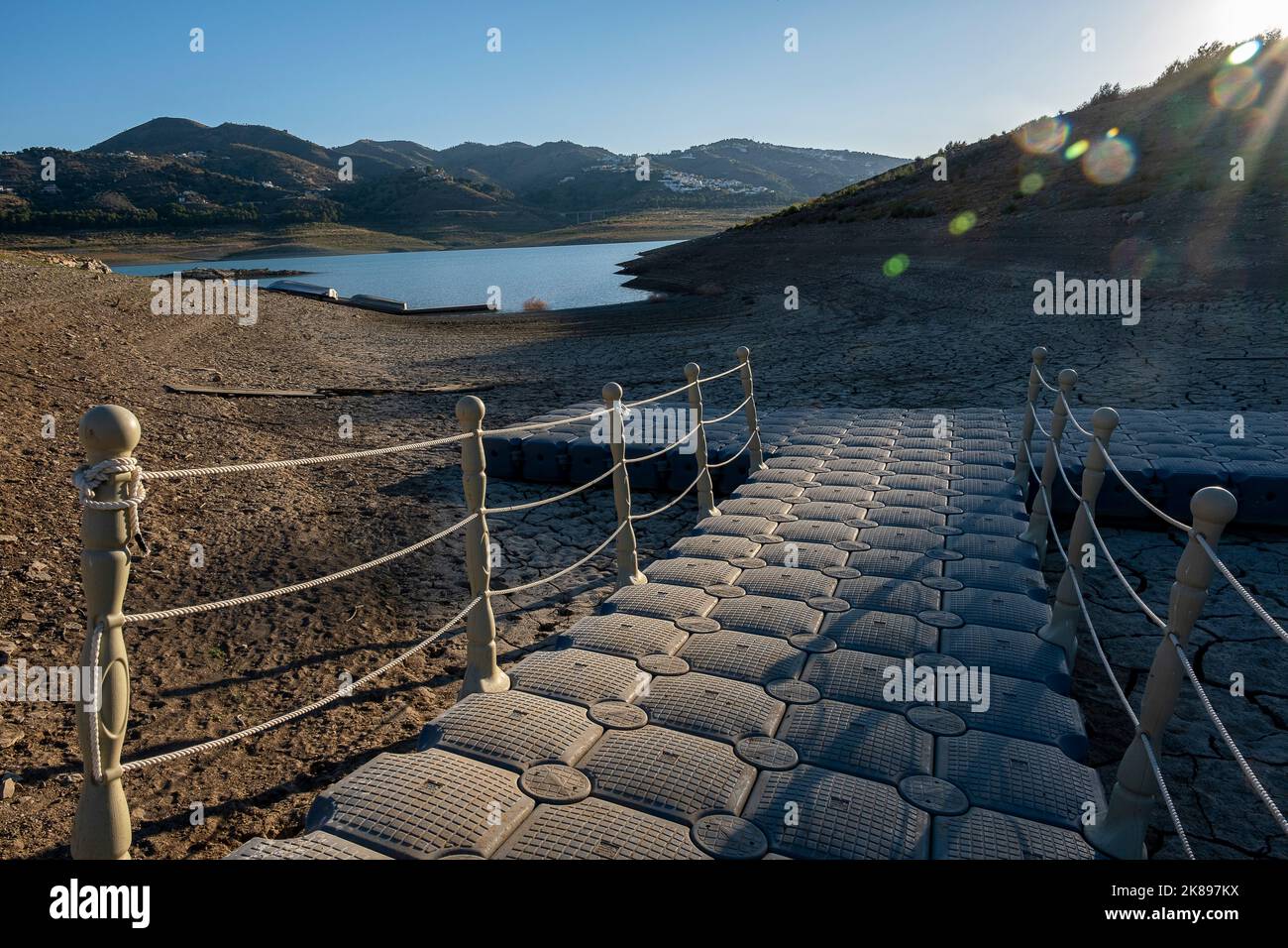 Trockener Stausee von La Vinuela, Stausee wegen Wassermangels für tot erklärt, Malaga, Andalusien, Spanien Stockfoto