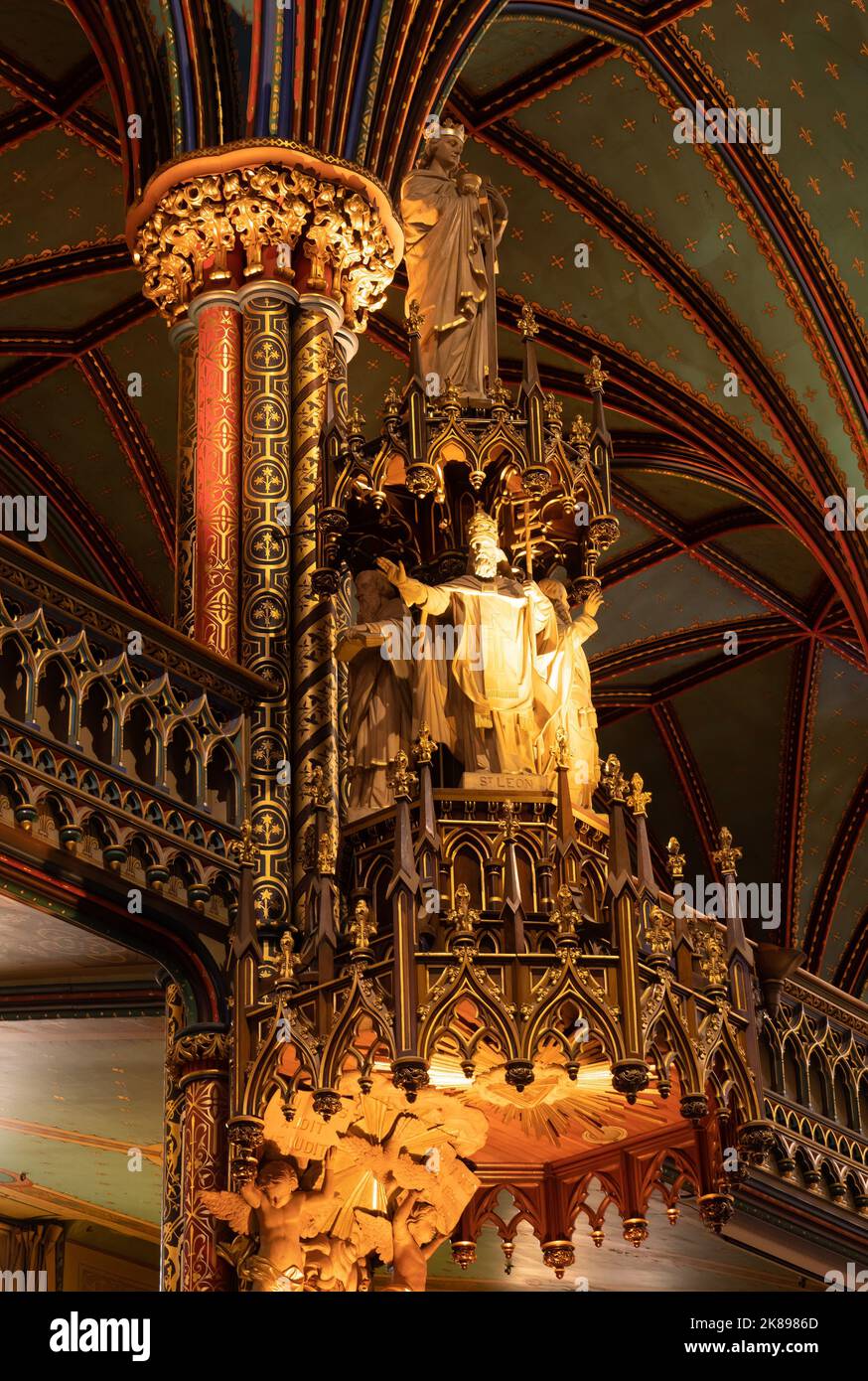 Kanzel mit dem Heiligen Leon und der Jungfrau Maria in der katholischen Kirche Notre-Dame de Montreal in der Altstadt von Montreal, Quebec Stockfoto