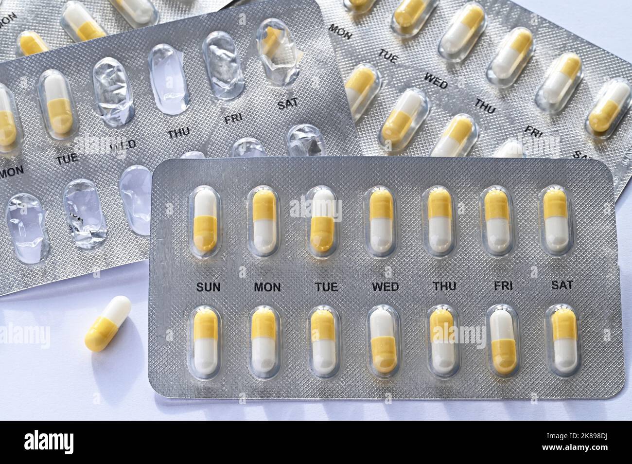 Nahaufnahme einer täglichen Dosis von Medikamenten oder Medikamenten Stockfoto