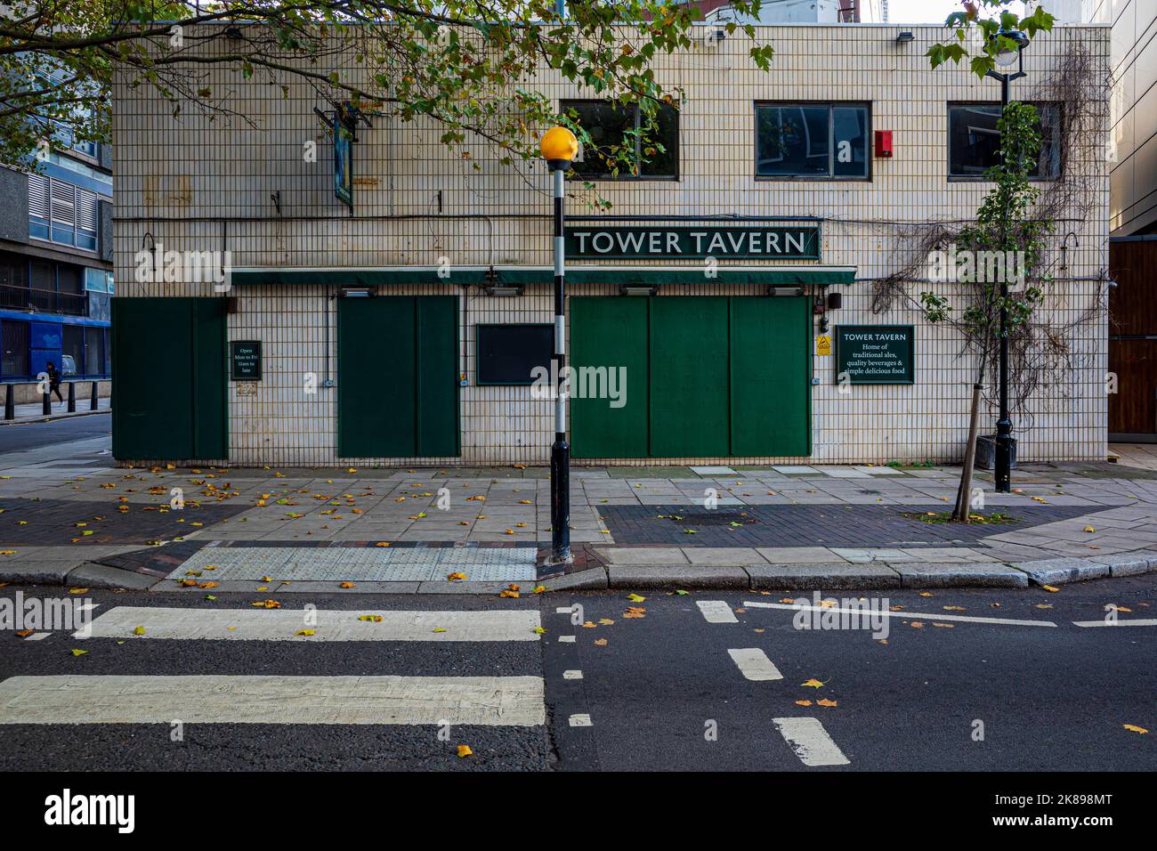 The Tower Tavern Pub in Fitzrovia London. Erbaut 1970 auf dem Gelände des Fitzroy Arms neben dem BT Tower - jetzt geschlossen. Stockfoto