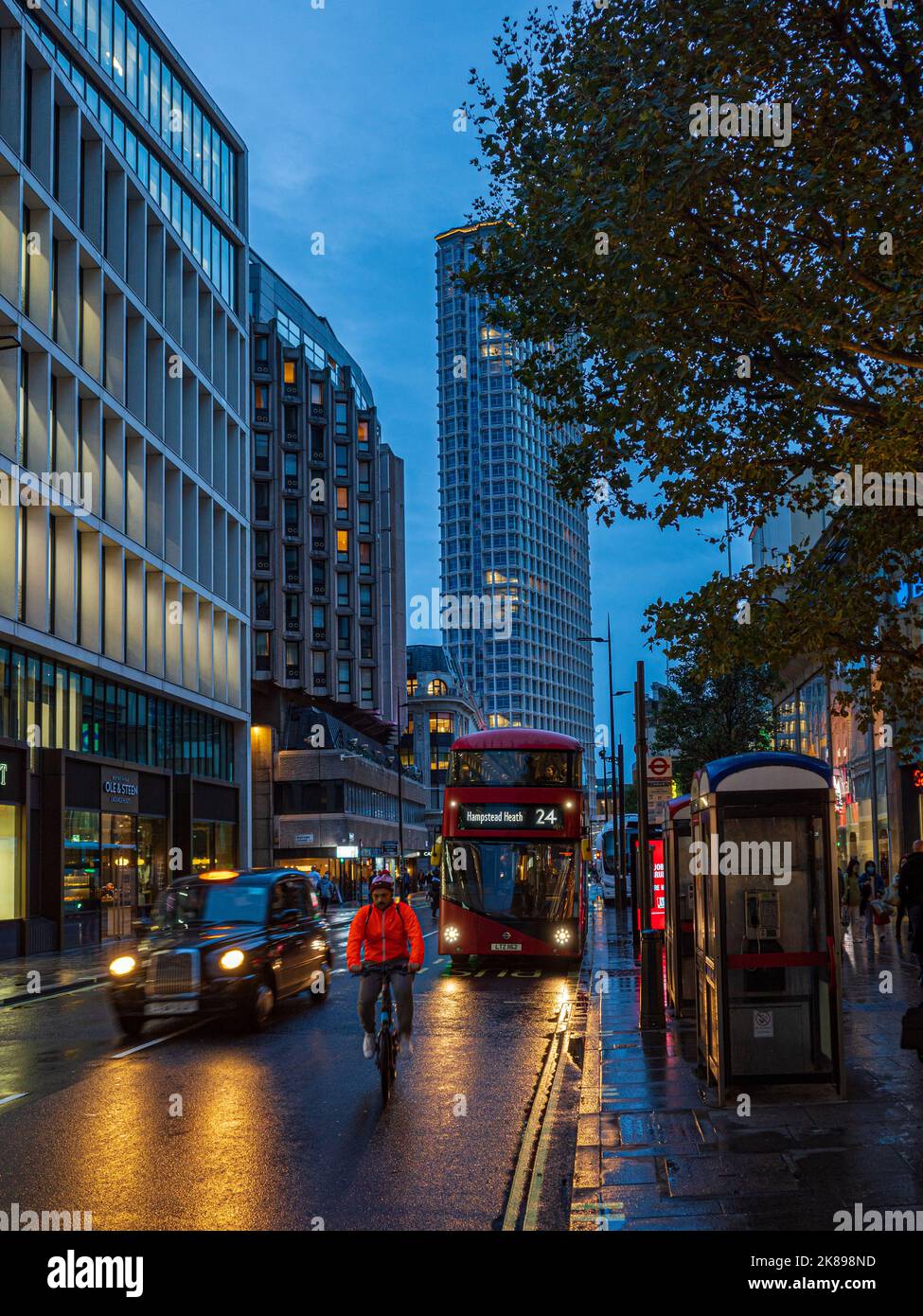 Tottenham Court Road London: Abendlicher Pendlerverkehr auf der Tottenham Court Rd im Zentrum von London, Euston Tower im Hintergrund. Stockfoto