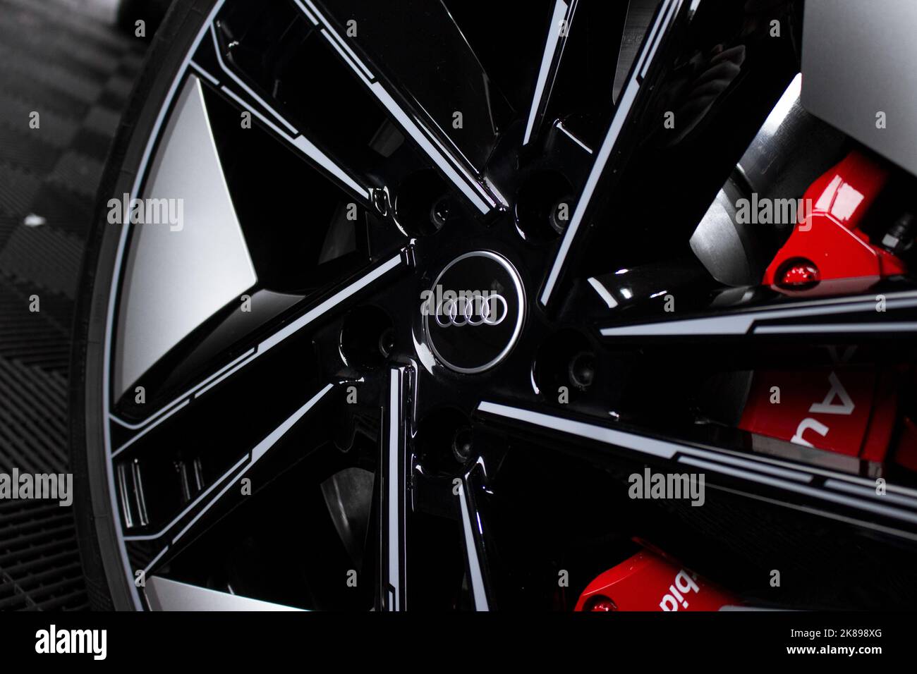 Das Vorderrad Diamond Cut Alloy Wheel eines grauen Audi RS E Tron 2021 mit roten Bremssätteln und Carbon-Keramik-Bremsscheiben Stockfoto