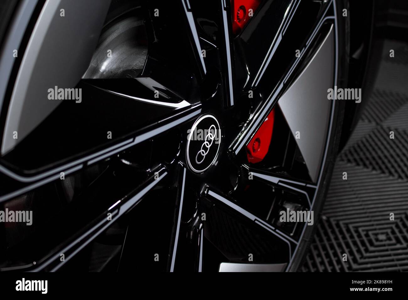 Das Vorderrad Diamond Cut Alloy Wheel eines grauen Audi RS E Tron 2021 mit roten Bremssätteln und Carbon-Keramik-Bremsscheiben Stockfoto