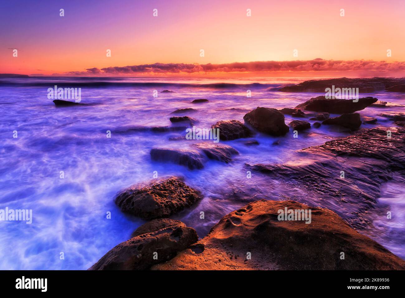 Malerischer, farbenprächtiger Sonnenaufgang am Whale Beach von Sydney Northern Beaches - Pacific Coast. Stockfoto