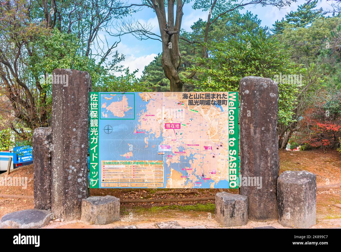 kyushu, japan - dezember 09 2021: Willkommen auf der Sasebo-Karte am Yumihari-Observatorium, die die Entfernung zu den Sehenswürdigkeiten im Auto mit einem illustriert Stockfoto