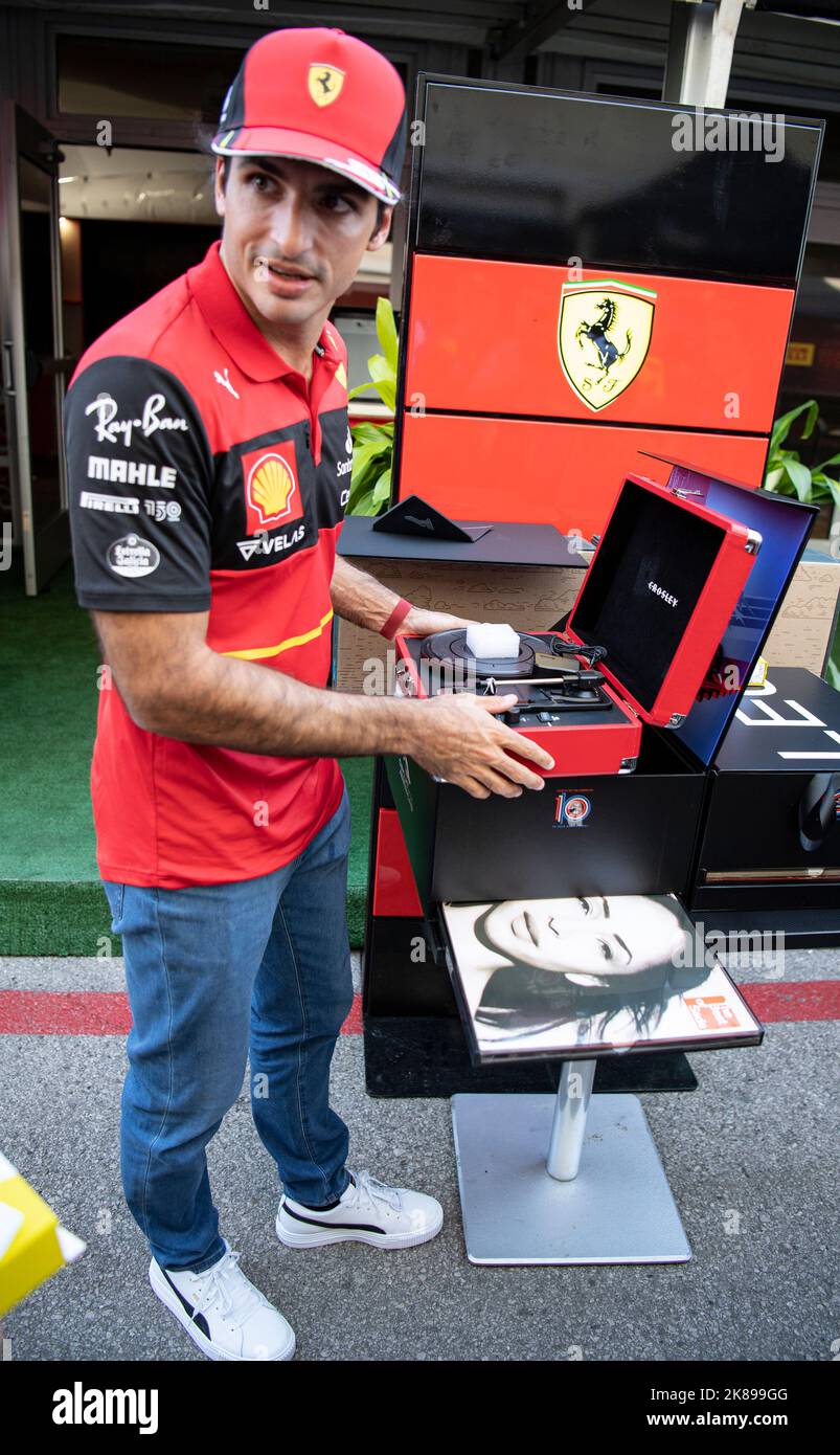 Austin, Texas, USA. 20. Oktober 2022. 55.Scuderia Alpha Tauri Fahrer CARLOS SAINZ Eröffnung Geschenke aus der Stadt Austin. (Bild: © Hoss McBain/ZUMA Press Wire) Stockfoto