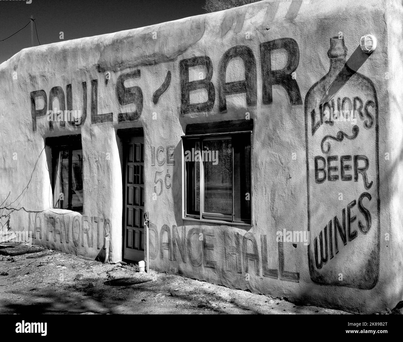 Eine ländliche adobe-Bar und Tanzhalle in Rancho de Taos, New Mexico, in der Nähe von Toas. Stockfoto