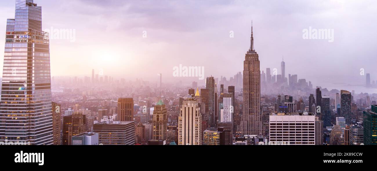Panoramablick auf Nebel oder niedrige Wolken über Wolkenkratzern in der Abenddämmerung Stockfoto