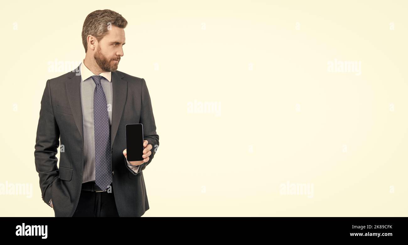 Der professionelle Verkäufer hält das mobile Gerät isoliert auf dem weißen Kopierplatz, der Telefonverkäufer Stockfoto