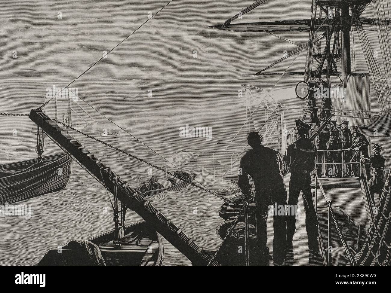 Erforschung des Meeres mit elektrischem Licht auf der Suche nach versteckten Torpedos. Stockfoto