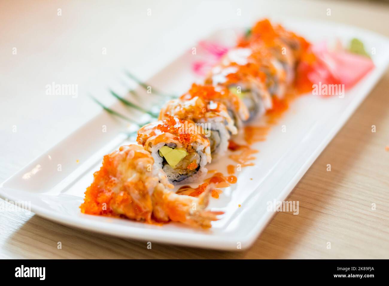 Eine Lachs-Sushi-Rolle in einem Restaurant in Phuket, Thailand Stockfoto