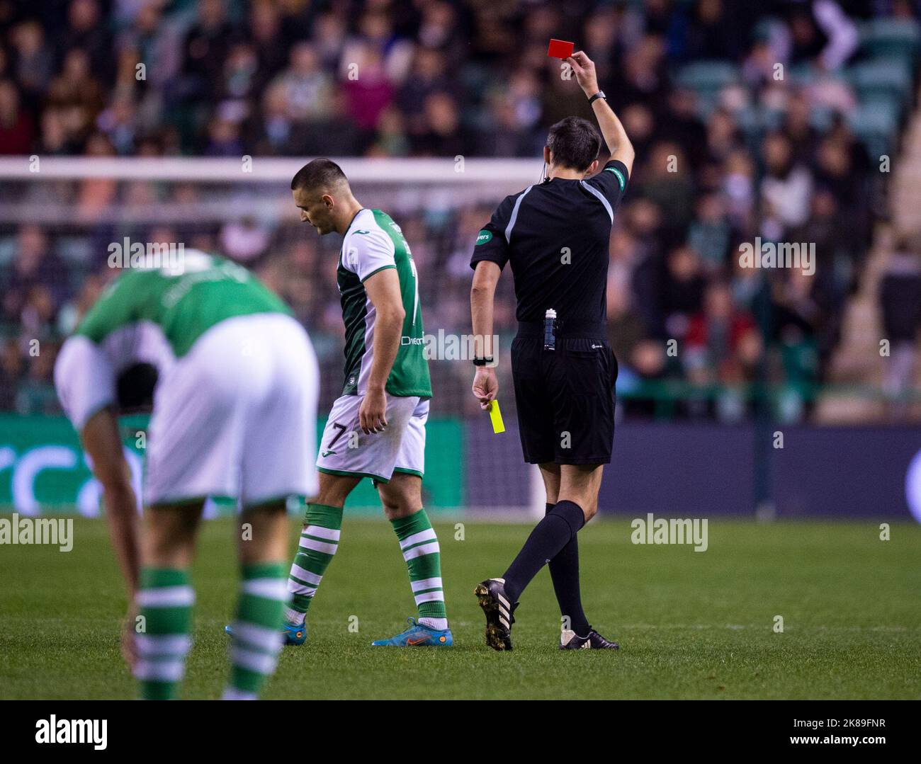Edinburgh, Großbritannien. 21. Okt, 2022. Cinch Premiership - Hibernian / St Johnstone. 21/10/2022. Hibernian ist Gastgeber von St. Johnstone in der Cinch Premiership im Easter Road Stadium, Edinburgh, Midlothian, Großbritannien. Bild zeigt: Matchschiedsrichter Kevin Clancy schickt HibsÕ Mittelfeldspieler Kyle McGennis in der 70.. Minute für seine zweite gelbe Karte. Quelle: Ian Jacobs/Alamy Live News Stockfoto Edinburgh, Großbritannien. 21. Okt, 2022. Cinch Premiership - Hibernian / St Johnstone. 21/10/2022. Hibernian ist Gastgeber von St. Johnstone in der Cinch Premiership im Easter Road Stadium, Edinburgh, Midlothian, Großbritannien. Bild zeigt: Matchschiedsrichter Kevin Clancy schickt HibsÕ Mittelfeldspieler Kyle McGennis in der 70.. Minute für seine zweite gelbe Karte. Quelle: Ian Jacobs/Alamy Live News Stockfoto