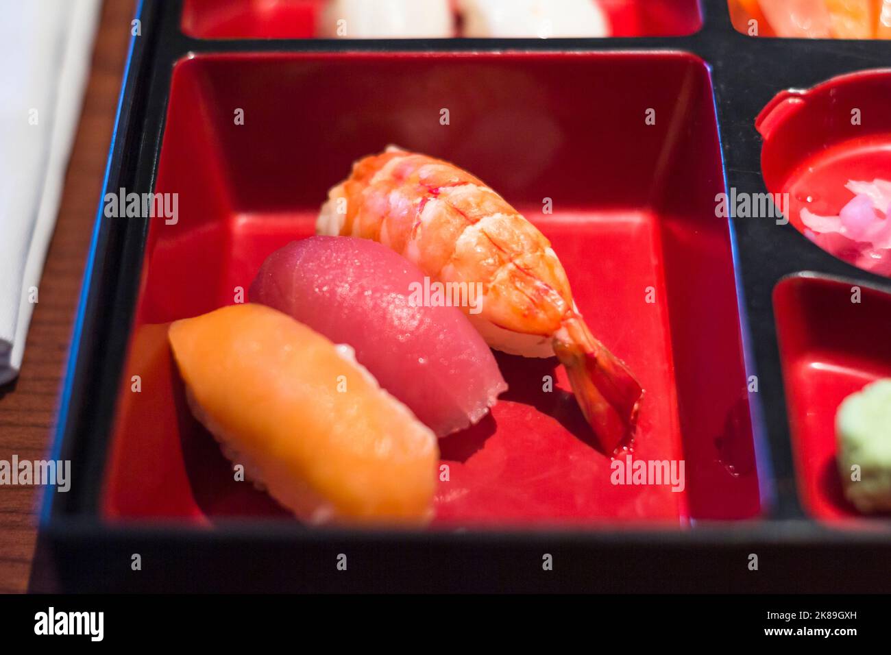 Nigiri-Sushi in einem japanischen Restaurant in Metro Manila, Philippinen Stockfoto