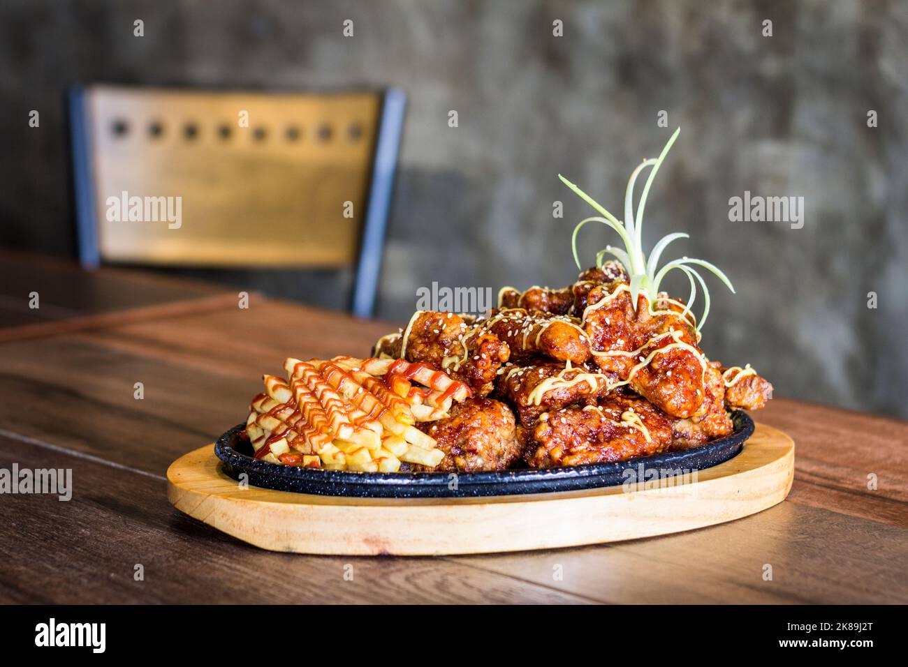 Koreanisches gebratenes Huhn in einem koreanischen Restaurant in Bicol, Philippinen Stockfoto