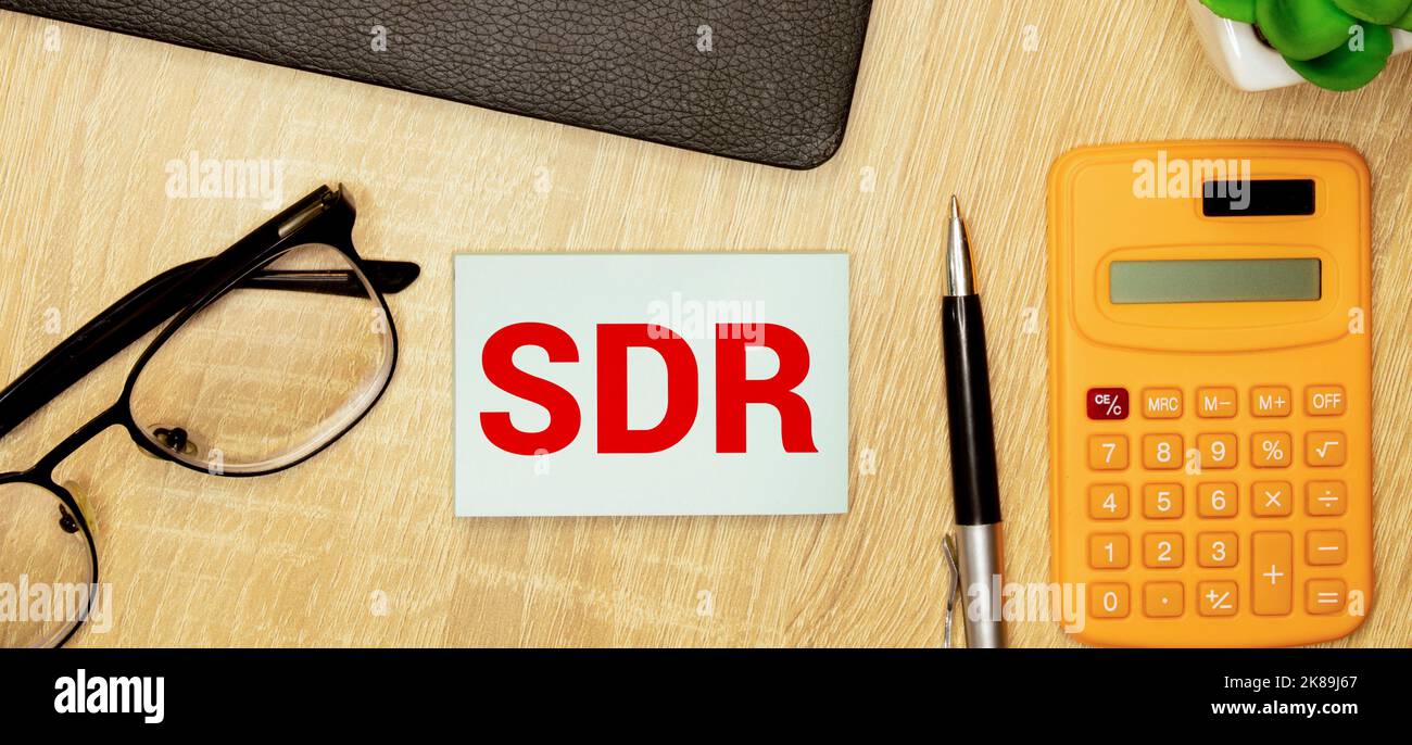 SDR Text auf einem Hintergrund auf Holzwürfeln auf einem Lichttisch isoliert. Stockfoto