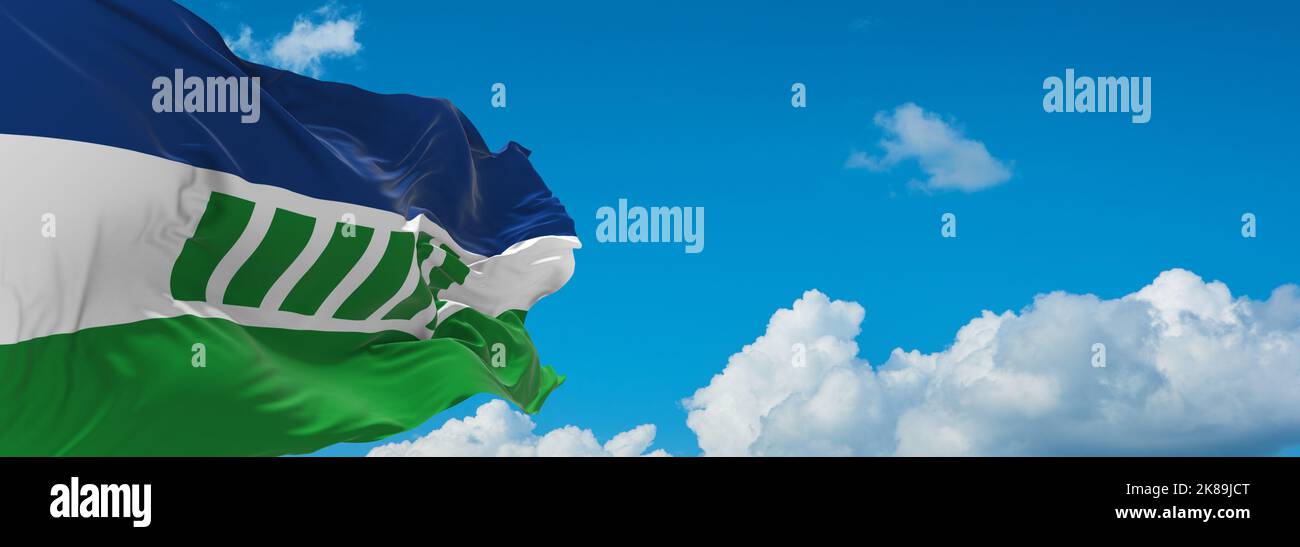 Flagge der Bantu-Völker Ovambo-Völker bei wolkenbehtem Himmel, Panoramablick. Flagge, die ethnische Gruppe oder Kultur repräsentiert, regionale Behörden. Copy sp Stockfoto