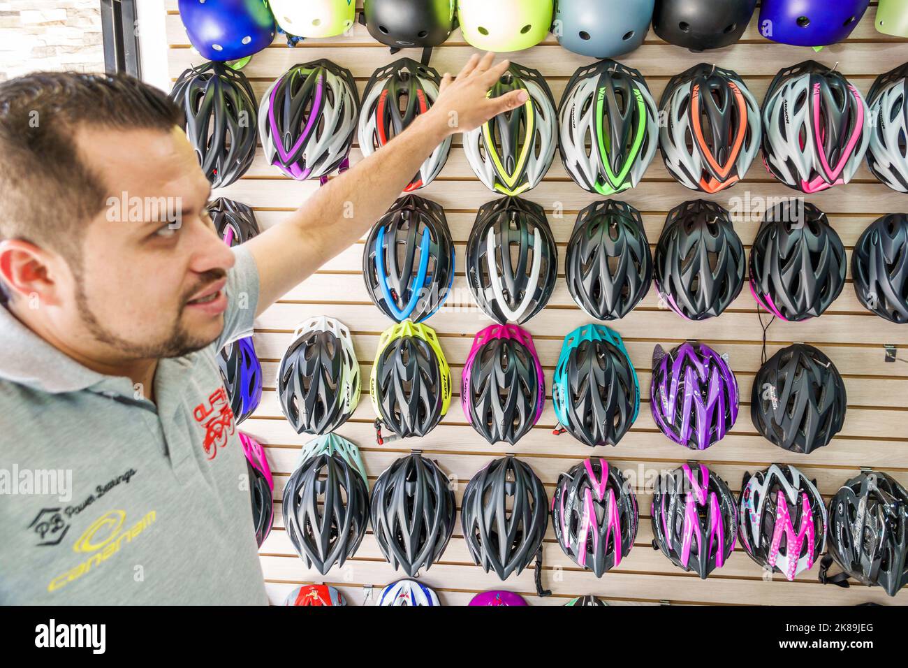 Bogota Kolumbien, Engativa Calle 63, Geschäft Geschäfte Geschäft Geschäfte Geschäft Geschäfte Markt Märkte Marktplatz Verkauf Kauf Einkaufen, Fahrrad Fahrrad Mann m Stockfoto