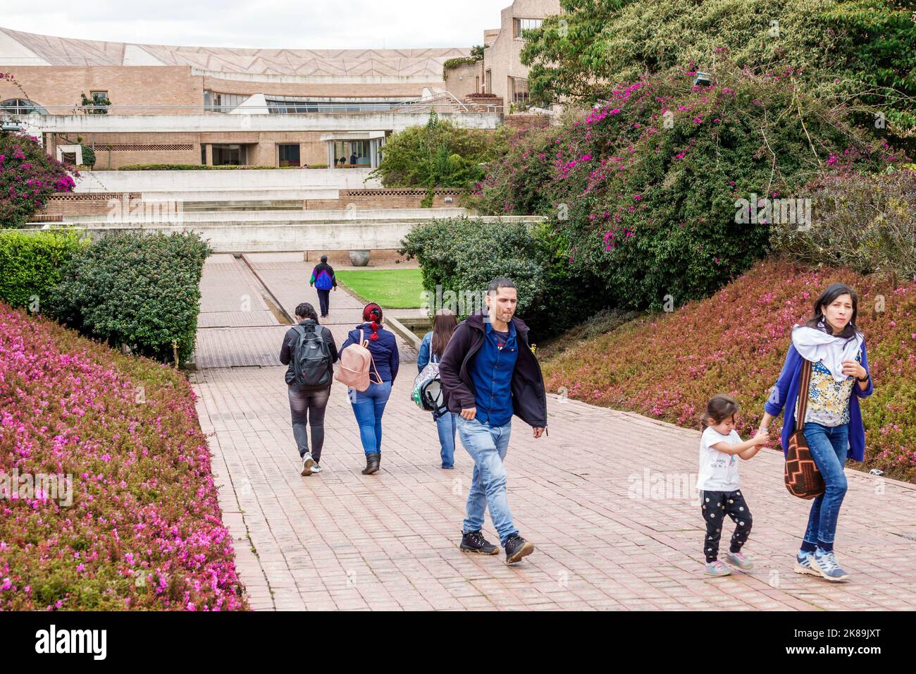 Bogota Colombia,Teuskaquillo Carrera 60 Parque Virgilio Barco,Biblioteca Publica Virgilio Barco Park Öffentliche Bibliothek vor dem Außeneingang, Mann Stockfoto