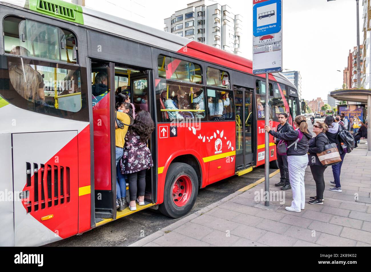 Bogota Kolumbien,Chapinero Norte Avenida Carrera 7,Transmilenio öffentlicher Bus überfüllt drängen drängen quetschen Fahrer Reiter Passagiere Pendler Stockfoto