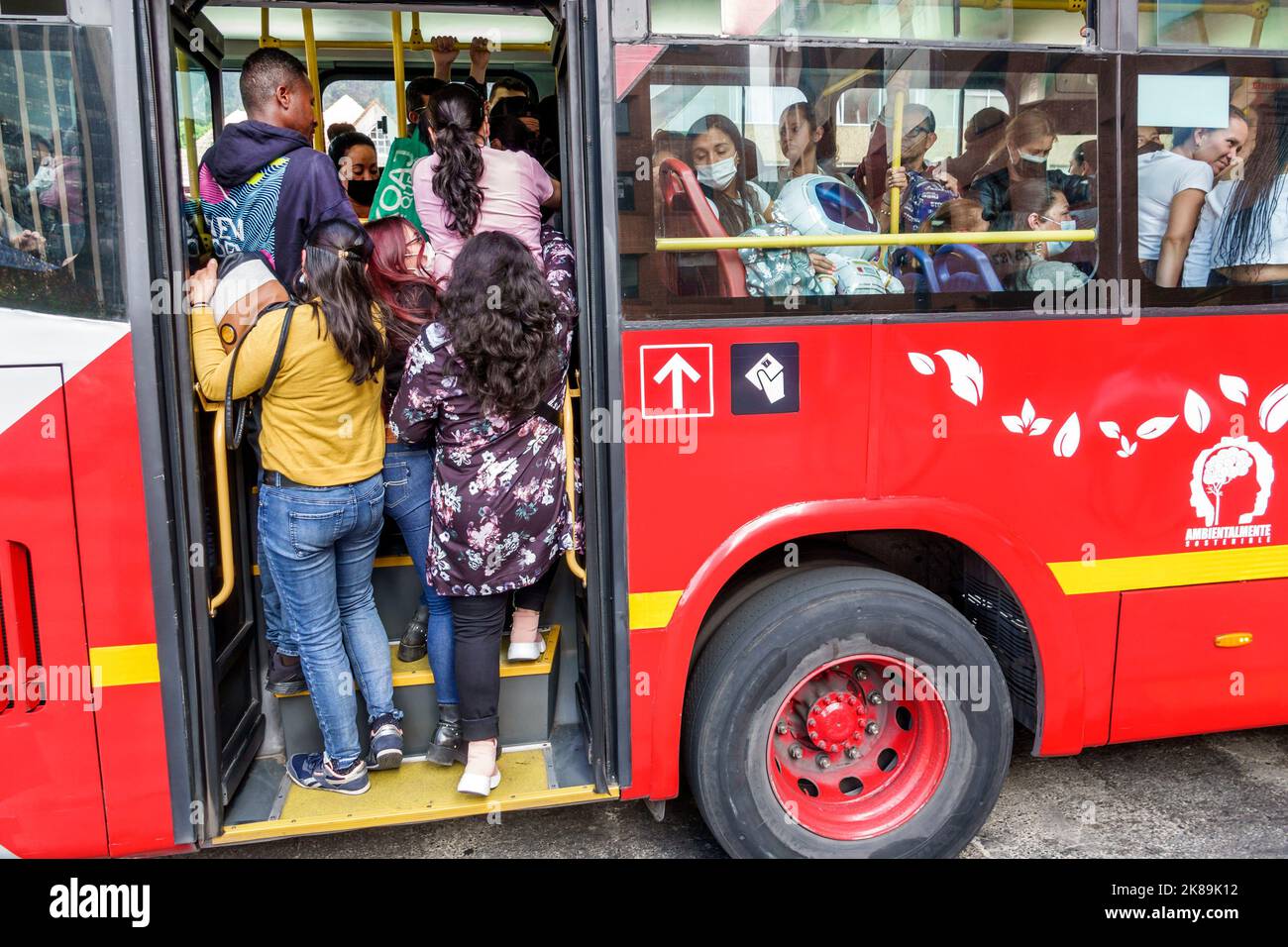 Bogota Kolumbien,Chapinero Norte Avenida Carrera 7,Frau Frauen weibliche Dame,Transmilenio öffentlicher Bus überfüllt verpackt drängen quetschen Fahrer passen Stockfoto