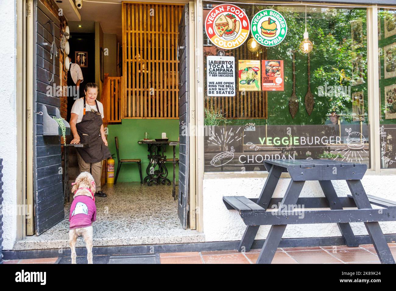 Bogota Kolumbien, Chapinero Norte Calle 64, veganes Burger-Restaurant Restaurants Speisen Speisen Essen gehen zwangloses Café Cafés Bistro Bistros Essen, außerhalb Stockfoto