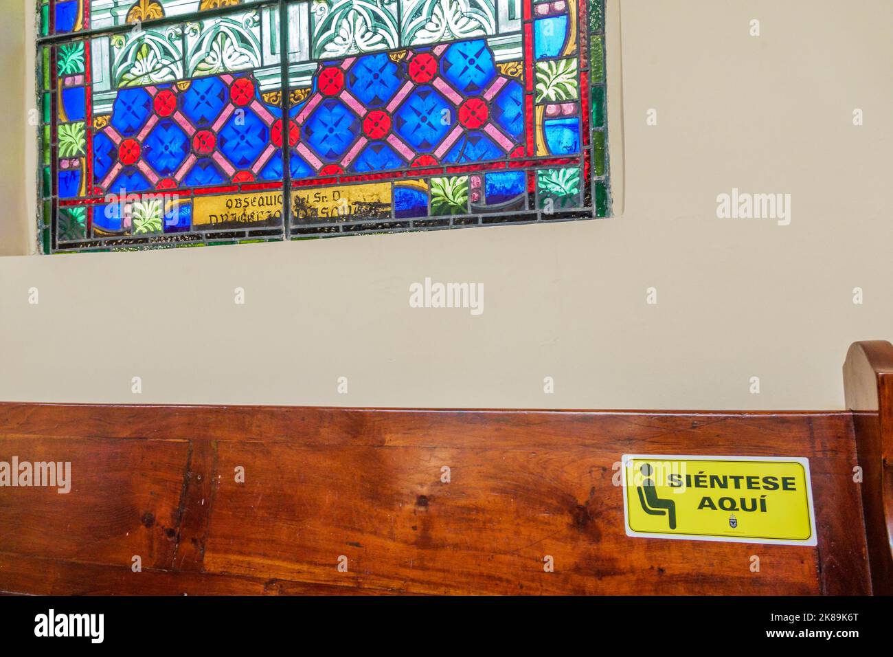 Bogota Kolumbien,Chapinero Basilika Menor Nuestra Senora de Lourdes Pfarrkirche unserer Lieben Frau Katholische Glasfenster Kirchenbank innen,Colom Stockfoto