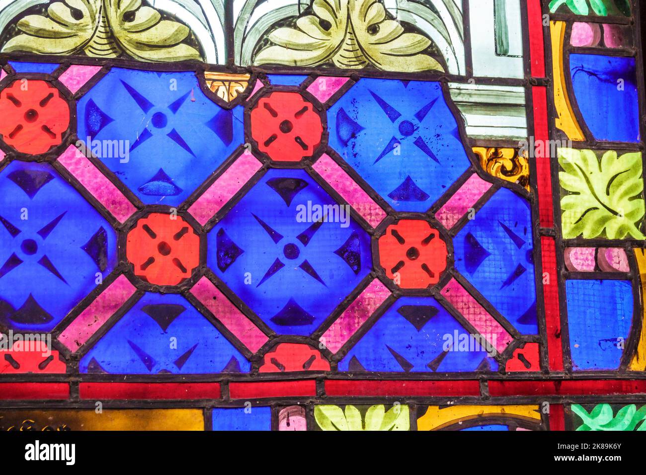 Bogota Kolumbien, Chapinero Basilika Menor Nuestra Senora de Lourdes Pfarrkirche unserer Lieben Frau Katholische Glasfenster innen, kolumbianische Colo Stockfoto