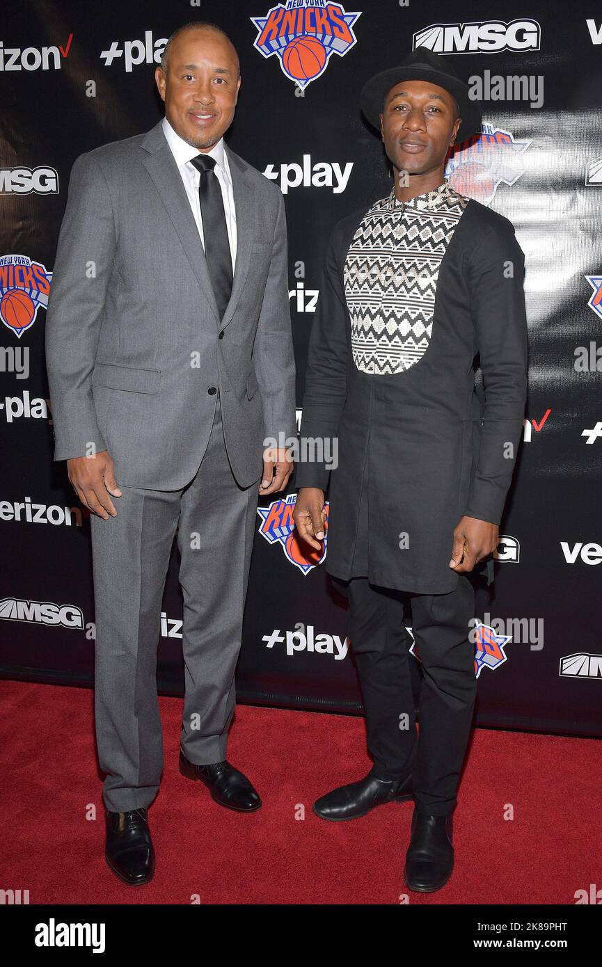 New York, USA. 21. Oktober 2022. (L-R) John Starks und Aloe Blacc gehen den roten Teppich für den New York Knicks Hauseröffnung im Madison Square Garden, New York, NY, 21. Oktober 2022. (Foto von Anthony Behar/Sipa USA) Quelle: SIPA USA/Alamy Live News Stockfoto