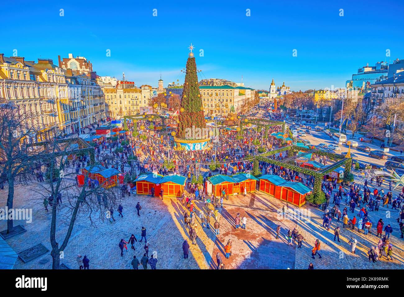 KIEW, UKRAINE - 2. JANUAR 2022: Aussichtspunkt auf dem Glockenturm der Sophia-Kathedrale, Sophia-Platz, am 2. Januar in Kiew, Ukraine Stockfoto