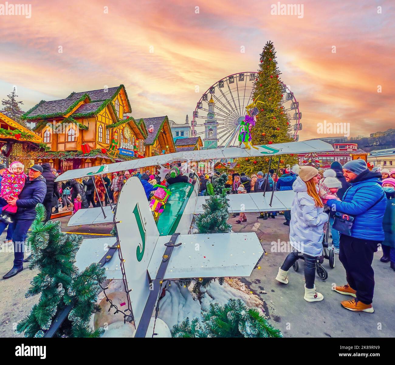KIEW, UKRAINE - 2. JANUAR 2022: Der Weihnachtsmarkt auf dem Vertragsplatz ist ein beliebtes Ziel bei Einheimischen und Touristen, am 2. Januar in K Stockfoto