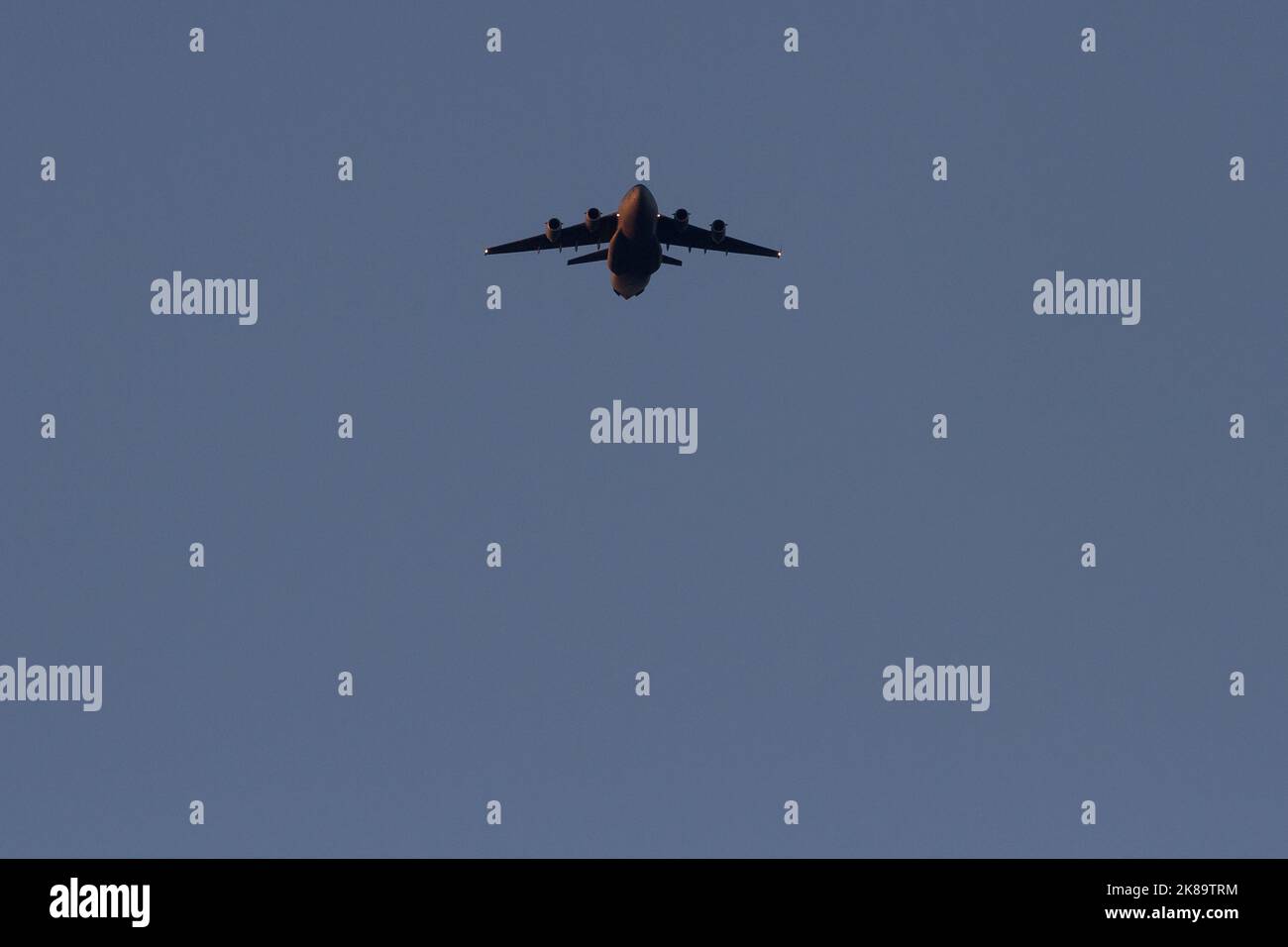 Eine Boeing C17 Globemaster III mit der United States Air Force (USAF), die in der Nähe des NAF Atsugi Airbase, Kanagawa, Japan, fliegt. Stockfoto
