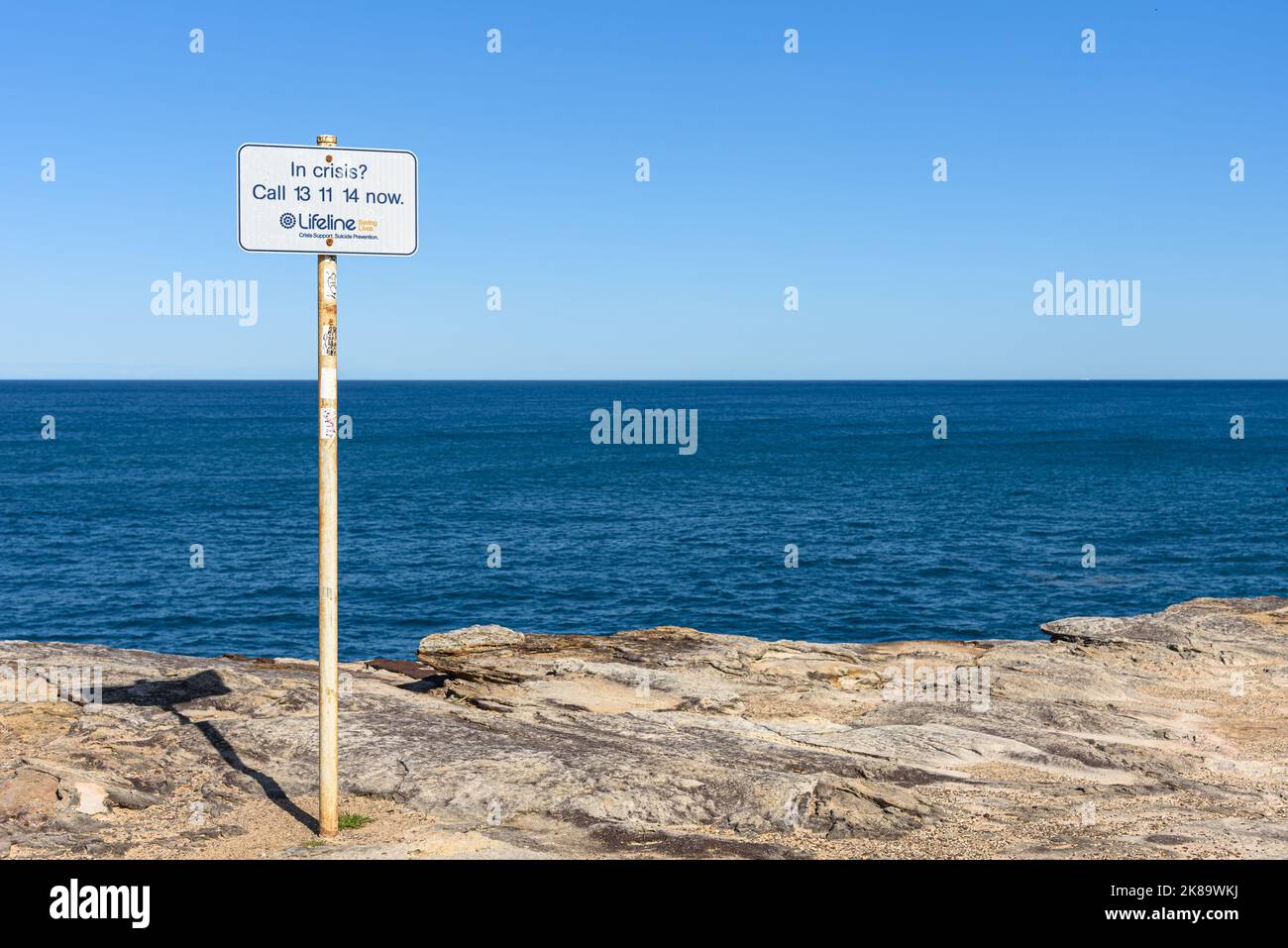 Ein Zeichen für die Hotline zur Suizidprävention von Lifeline an den Shark Point Cliffs in Clovelly, Sydney, Australai Stockfoto